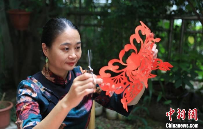 剪纸技艺传承人何丹凤：一把剪刀剪出中国范儿