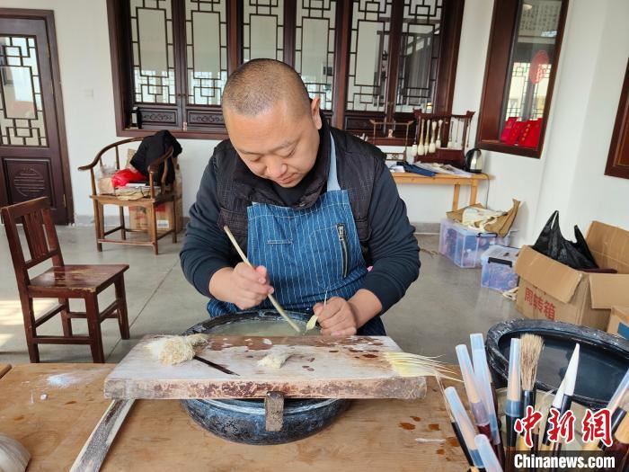 四川绵阳非遗人坚守传承两百多年毛笔制作技艺 毛笔年销量10万余支