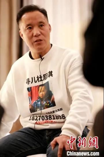 电影《亲爱的》原型人物、与孙海洋同为寻亲好友的杜小华,仍在寻找于2011年失踪的儿子。梁犇 摄 点击进入下一页