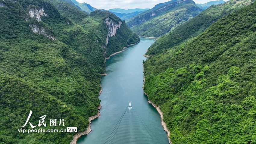 2022年7月12日，游人乘坐游船在重庆市酉阳土家族苗族自治县乌江画廊景区游玩，赏峡江秀美风光，享徐徐江风清凉。