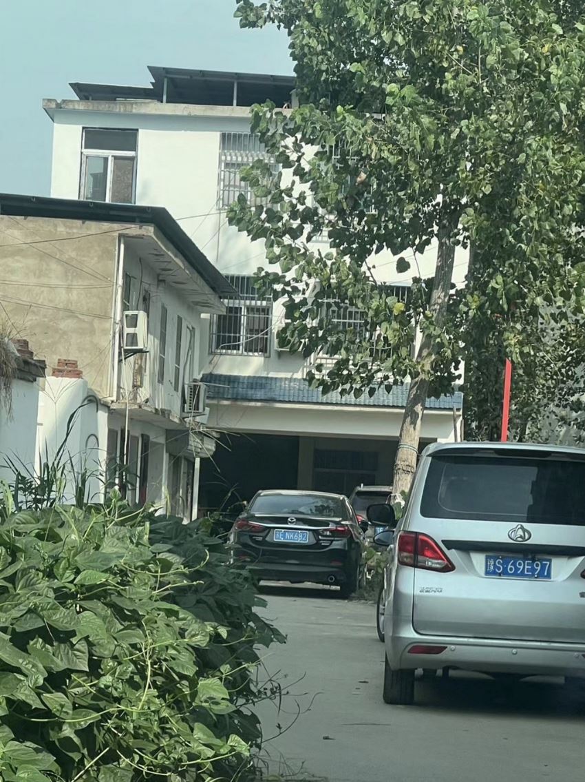 河南淮滨县刘氏兄弟私自堵路建房无人管，叫嚣“背后有人”？