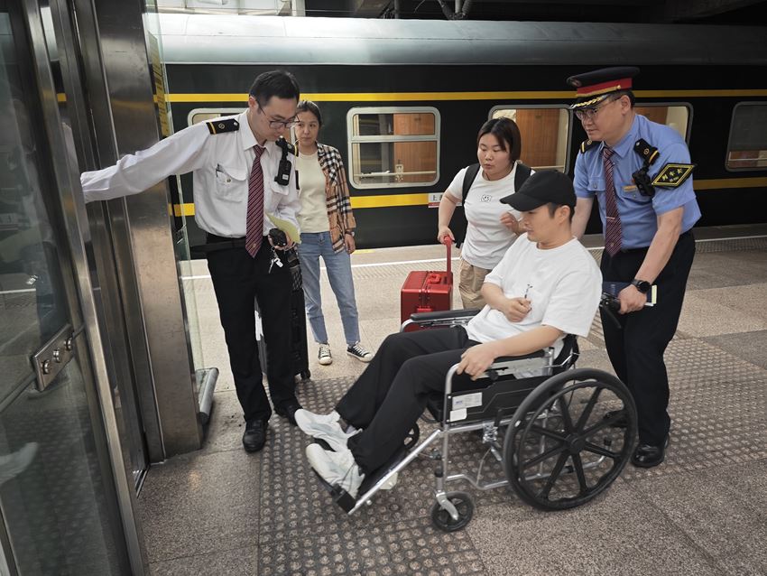 郑州客运段上海三队：K1108/5次列车暖心服务，让旅客出行更美好！